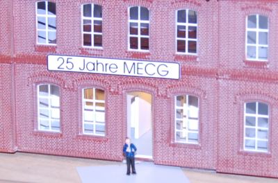 Modellbahnhof mit Aufschrift "25 Jahre MECG"