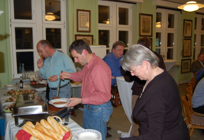 Besucher am Essens-Buffet