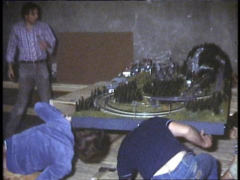 Ausstellung 1984 – Mitglieder beim Aufbau der Anlage
