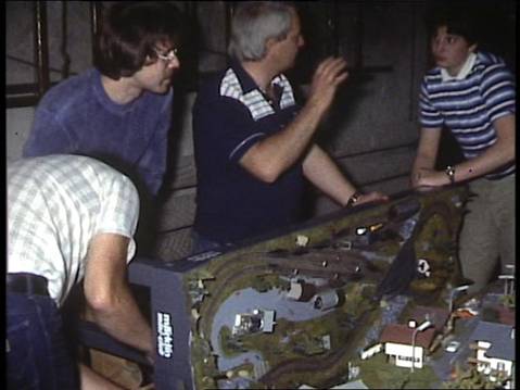 Ausstellung 1984 – Mitglieder beim Aufbau der Anlage