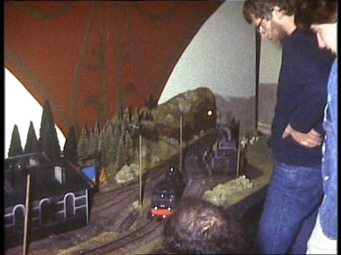 Ausstellung 1984 – Besucher beim Betrachten der Anlage