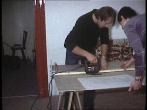 Mitglieder beim Zusägen von Holz