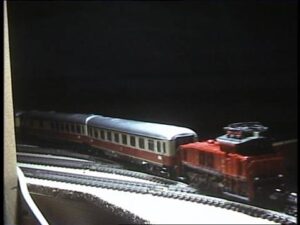 Ein Zug fährt auf der Anlage