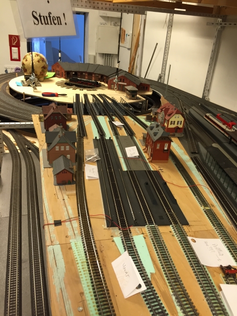 Montierte Gleise mit den Modellbahnhäuschen für das Betriebswerk