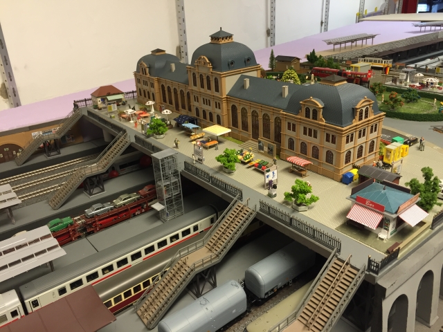 Schöfferstadt Hauptbahnhof - Bahnhofsgebäude und Zugang zu den Bahnsteigen