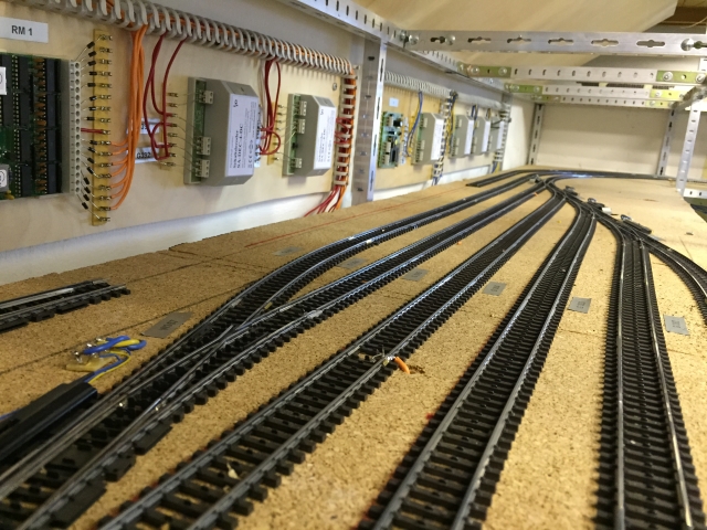 Schattenbahnhof mit Gleisen - linke Seite