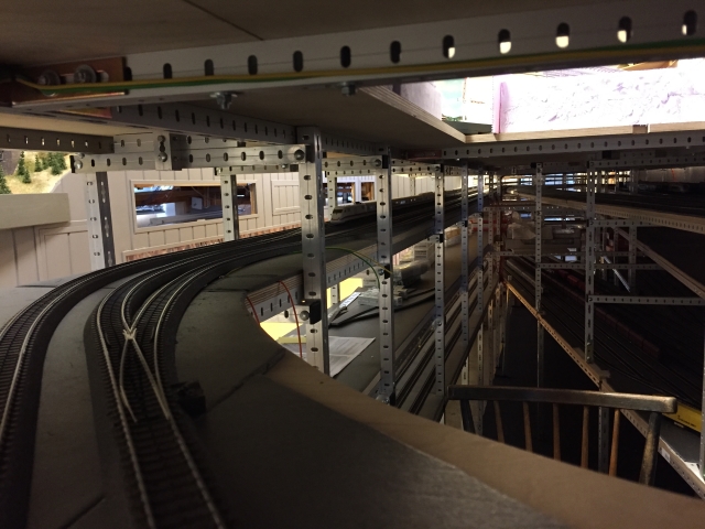 Blick von unterer Paradestrecke zur Einfahrt in den Schattenbahnhof