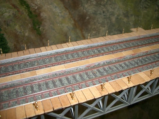 Brücke mit Gleisen und golden Pfosten