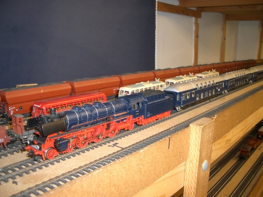 Blaue Dampflok mit Doppelstockwagen