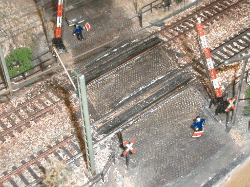 Bahnübergang mit geöffneten Schranken