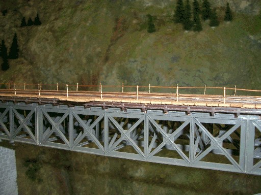 Brücke mit durchgezogenem Draht