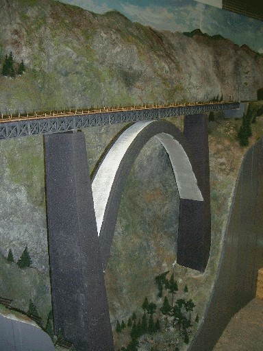 Frisch gestrichene Brücke