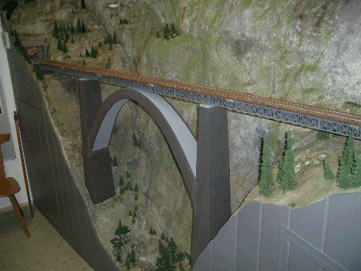 Fertig lackierte Brücke über die die Paradestrecke führt