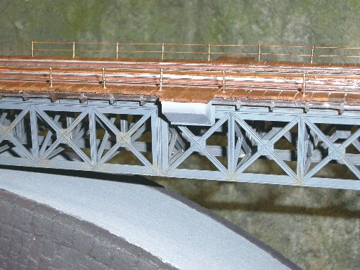 Ausschnitt der Brücke mit Montagestelle für Oberleitungsmasten