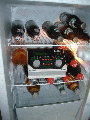 IntelliBox im Kühlschrank zwischen mehreren Flaschen