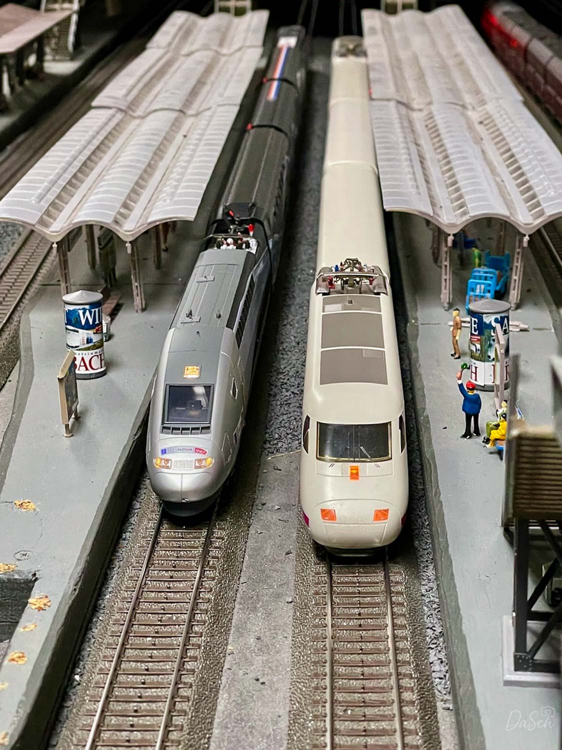 ICEs im Bahnhof
