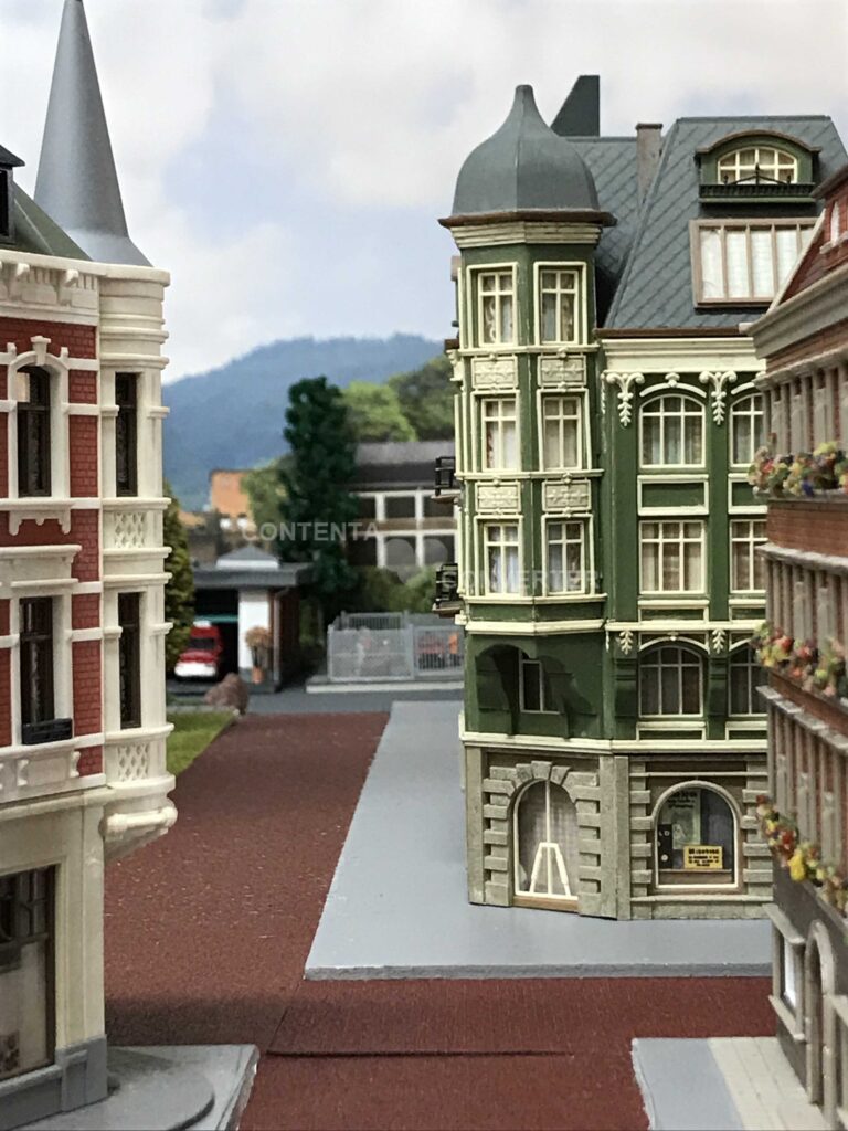 Häuserzeile mit leerer Straße bzw. Bürgersteigen