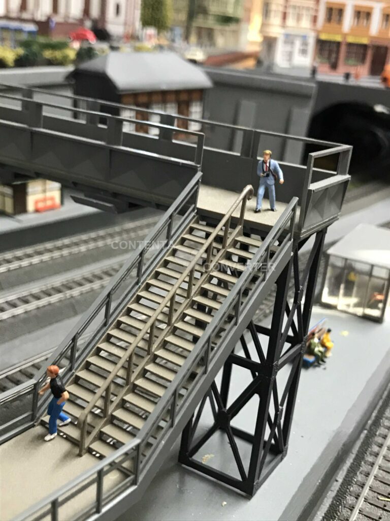 Ein Fotograf auf der Treppe zum Bahngleis