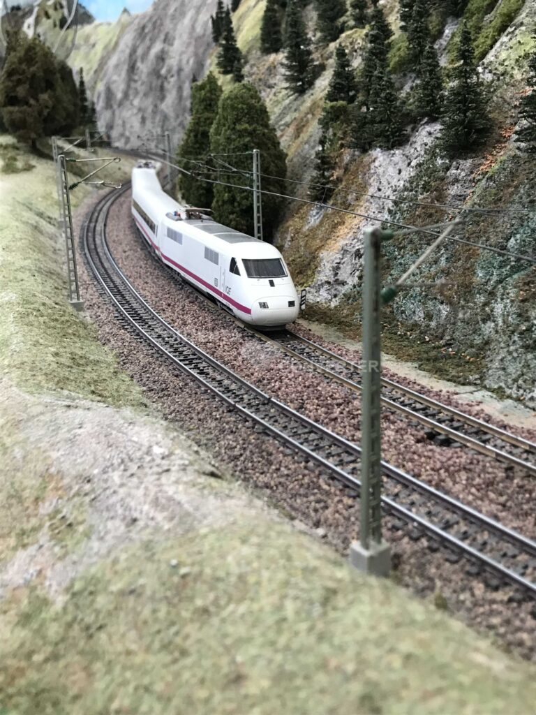 Ein ICE auf der freien Strecke