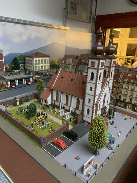 Kirche mit angrenzendem Friedhof