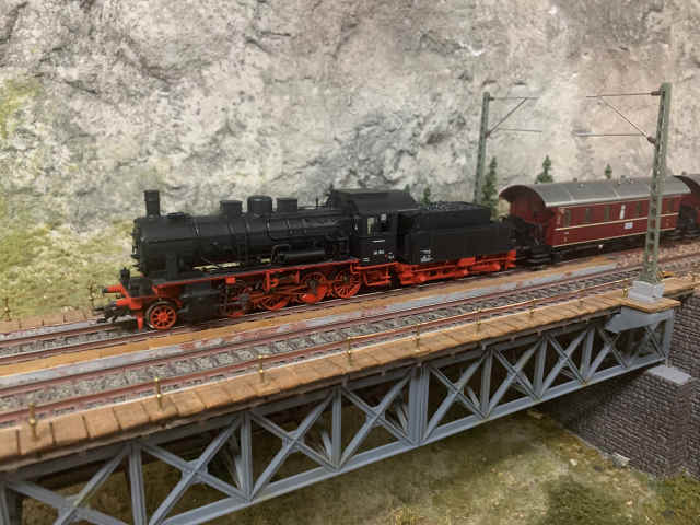 Dampflokomotive der Baureihe 56 fährt über die Brücke der Paradestrecke