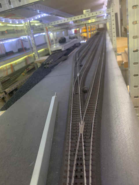 Gleise, die die Einfahrt zum Schattenbahnhof zeigen