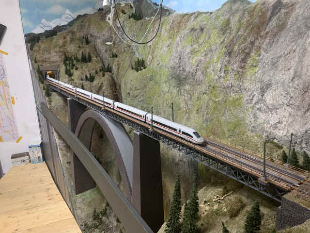 ICE4 auf der Brücke der Paradestrecke