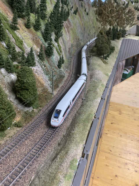 ICE4 kurz vor Einfahrt in den Löschberg Basistunnel