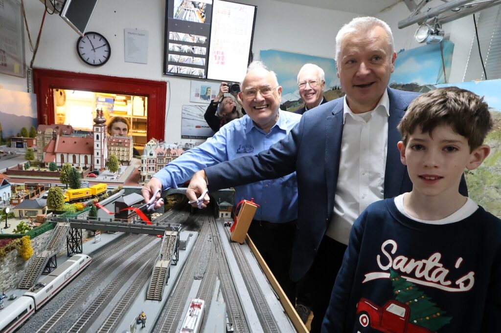 1. Vorsitzender Volker Raddatz und Herr Bürgermeister Peter Burger schneiden das Band durch und geben die Fahrstrecke frei