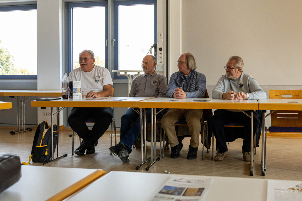 Teilnehmer sitzen am Tisch