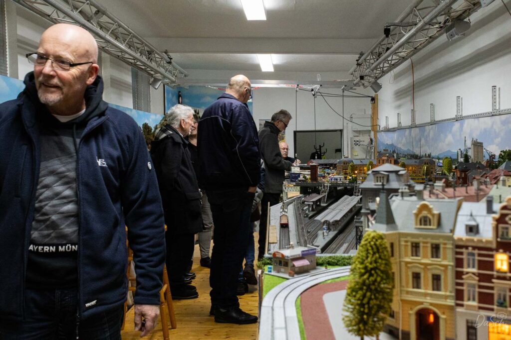 Besucher schauen auf die Vereinsanlage