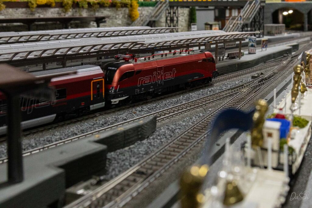 Ein Modellzug fährt im Bahnhof ein