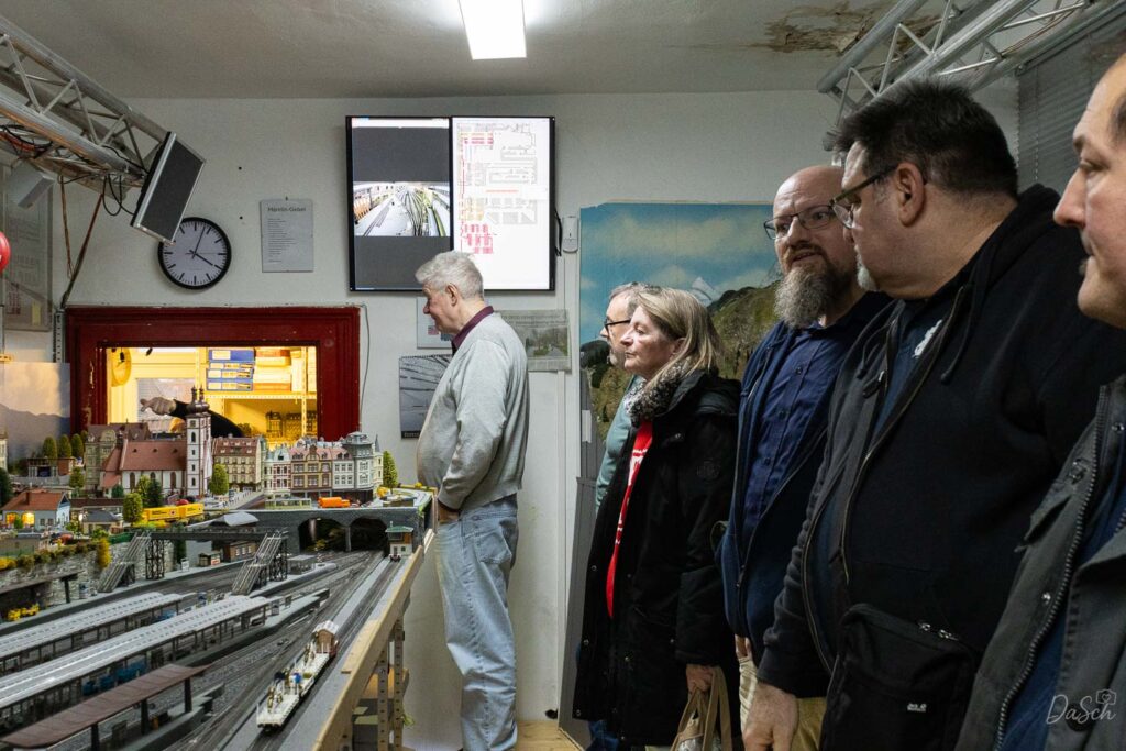 Besucher im Gespräch an der Vereinsanlage