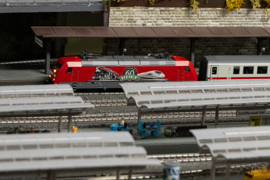 Eine Modelllok steht im Bahnhof