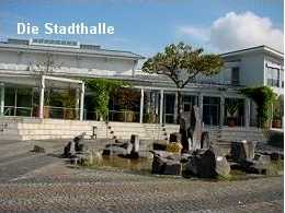 Eingang der Stadthalle Gernsheim mit Vorplatz