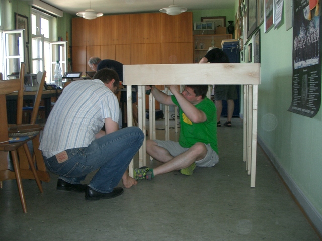 Zwei Männer beim Ausrichten der Module